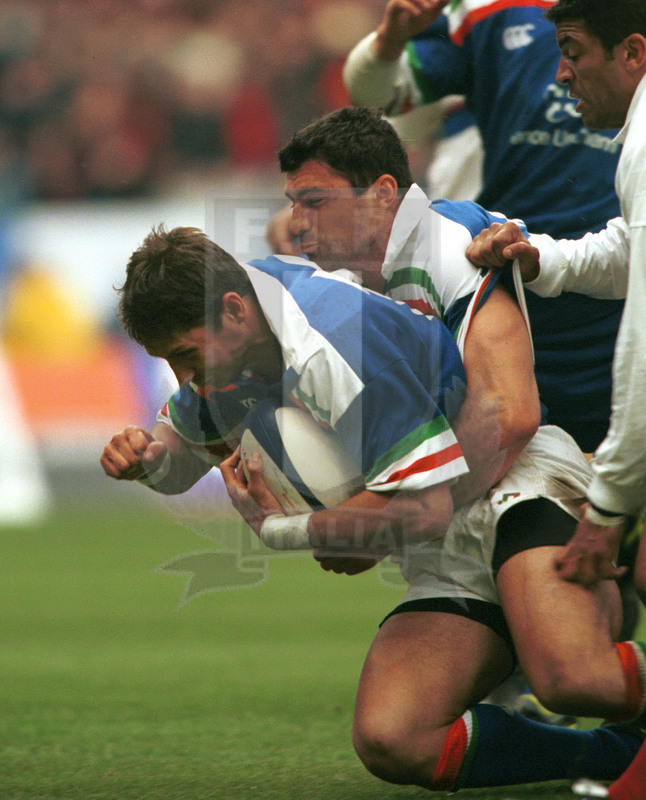 Lloyds TSB Sei Nazioni 2000, Round 5, Parigi, Stade de france 01/04/2000, Francia v Italia, Luca Martin plana in meta. Foto Daniele Resini/Fotosportit
