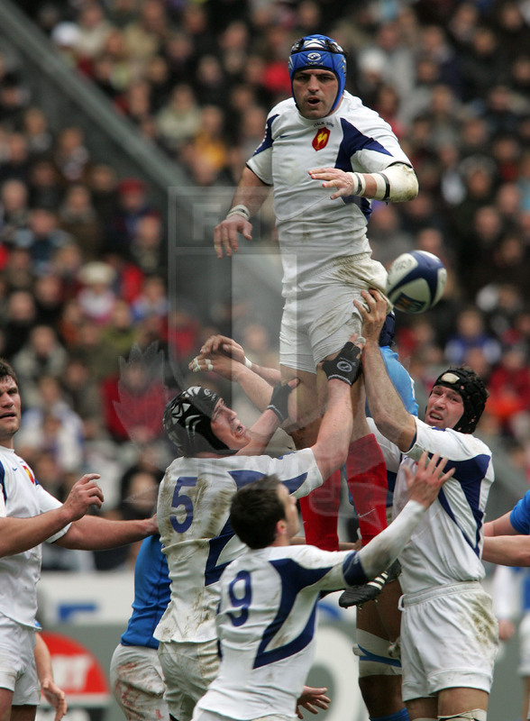 Sei Nazioni 2006, Parigi, Stade de France 25/02/2006, Francia v Italia, Thomas Lievremont conquista palla in touche. Foto Daniele Resini/Fotosportit