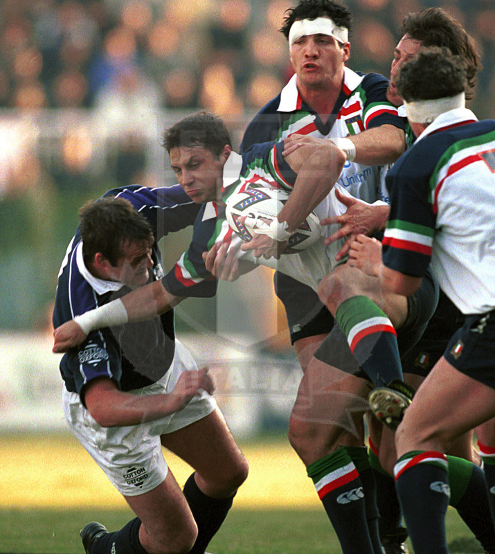 Lloyds TSB Sei Nazioni 2000, Round 1, Roma, stadio Flaminio 05/02/2000, Italia v Scozia, Luca Martin difende palla. Foto Daniele Resini/Fotosportit