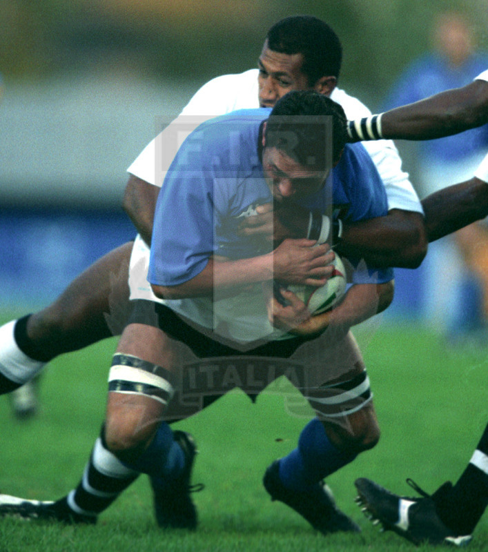 Jaguar Test Match 2001, Treviso, stadio Monigo 10/11/2001, Italia v Fiji, Carlo Caione difende palla. Foto Daniele Resini/Fotosportit