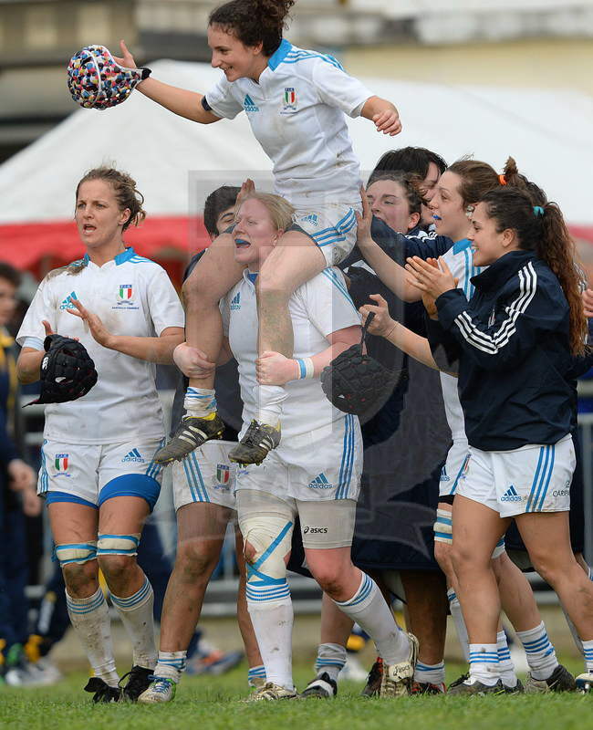 Sei Nazioni Donne 2014, Santa Maria Capua Vetere, stadio Francesco Casino, 23-02-2014, Italia Donne v Scozia Donne. Esultanza delle azzurre dopo il fischio finale; Michela Sillari women of the match, portata a spalla dalle compagne foto: Massimiliano Pratelli