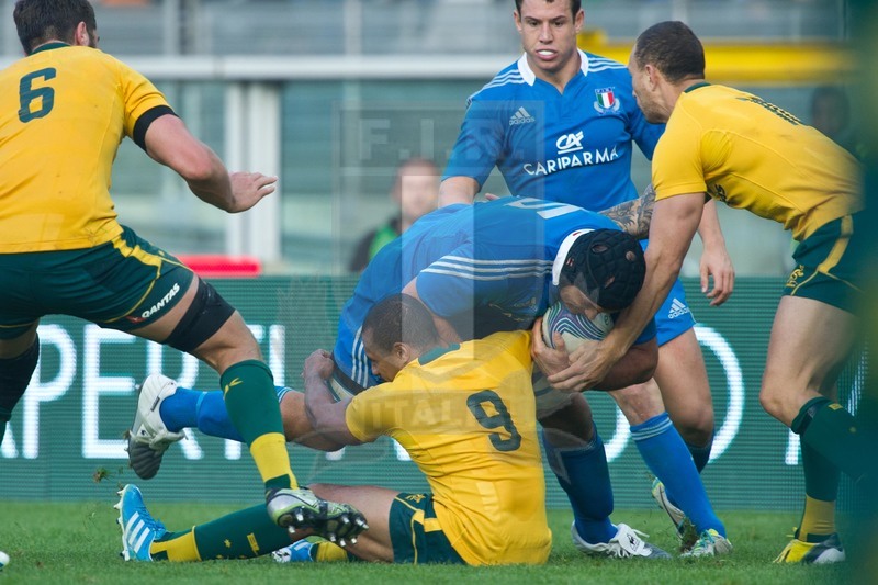 Cariparma Test Match 2013 - 09/11/2013 - Torino, Stadio Olimpico - Italia v Australia - Foto Elena Barbini-Will Genia riesce a fermare l\