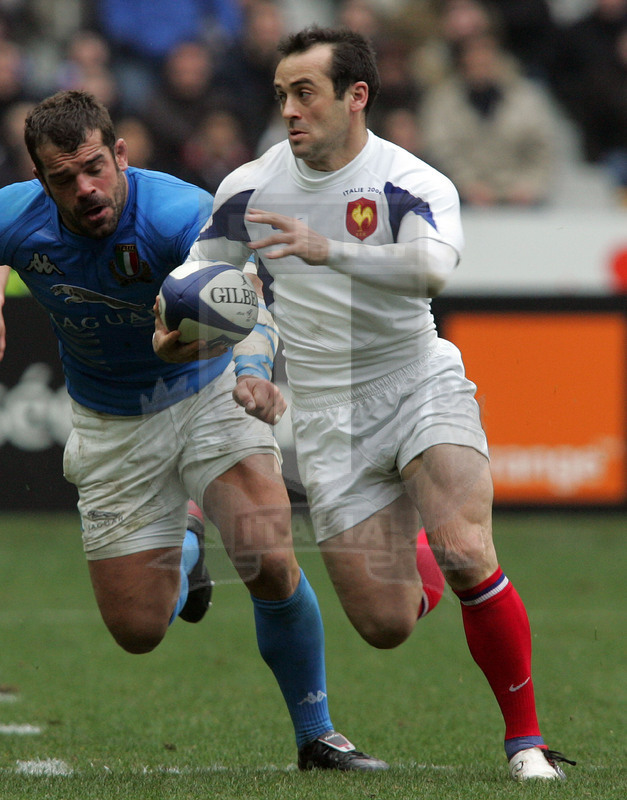Sei Nazioni 2006, Parigi, Stade de France 25/02/2006, Francia v Italia, break di Thomas castagnède su Ongaro. Foto Daniele Resini/Fotosportit