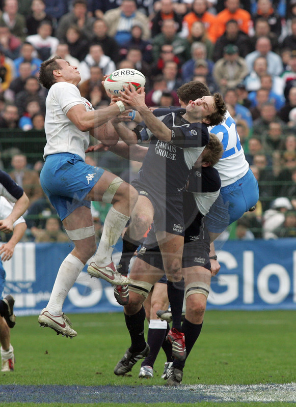 Rbs Sei Nazioni 2006, Roma, stadio Flaminio 18/03/2006, Italia v Scozia, pallone alto conteso fra Parisse e Blair. Foto Daniele Resini/Fotosportit