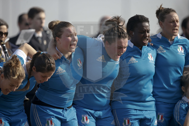 RBS 6 Nazioni Femminile 2014, Rovato (BS), Stadio Giulio e Silvio Pagani, 16-03-2014, Italia v Inghilterra. Alice Trevisan, Maria Grazia Cioffi, Marta Ferrari, Melissa Bettoni, Awa Coulibaly e Silvia Gaudino cantano l\