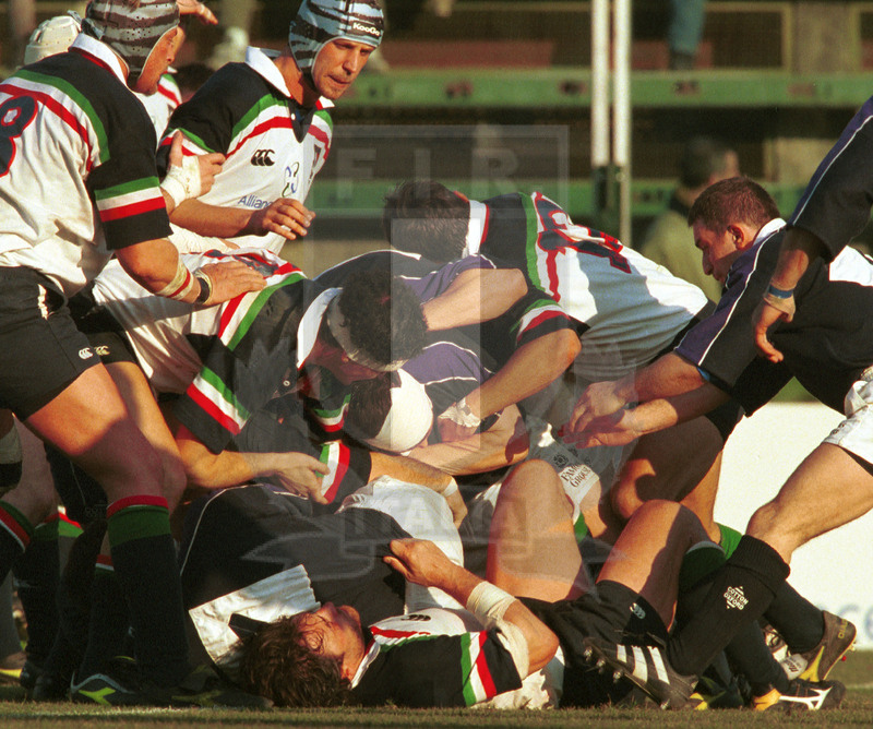 Lloyds TSB Sei Nazioni 2000, Round 1, Roma, stadio Flaminio 05/02/2000, Italia v Scozia, ruck contesa. Foto Daniele Resini/Fotosportit