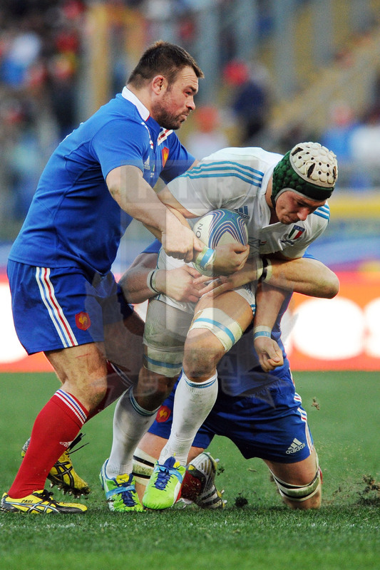 Francesco Minto attaccato da Nicola Mas difende la palla