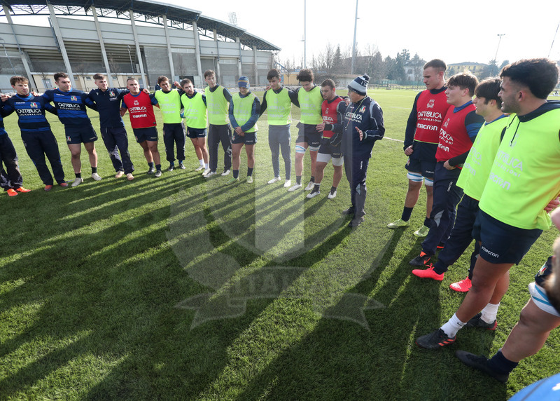 Sei Nazioni 2021, Parma, Cittadella del Rugby 12/01/2021, raduno della Nazionale U20, sessione di allenamento, Massimo Brunello parla nel cerchio degli Azzurri U20.