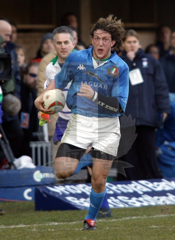 Sei Nazioni 2003, Roma, Stadio Flaminio 2003/02/15, Italia v Galles, la corsa lungo linea di Mauro Bergamasco schierato all\