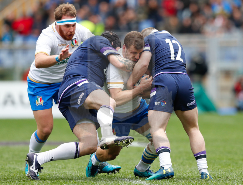 Natwest Sei Nazioni 2018, Roma, Stadio Olimpico, 17/03/2018, Italia v Scozia. Tommaso Castello di forza contro Gordon Reid (s) e Nick Grigg. Andrea Lovotti in sostegno. Foto: Roberto Bregani/Fotosportit