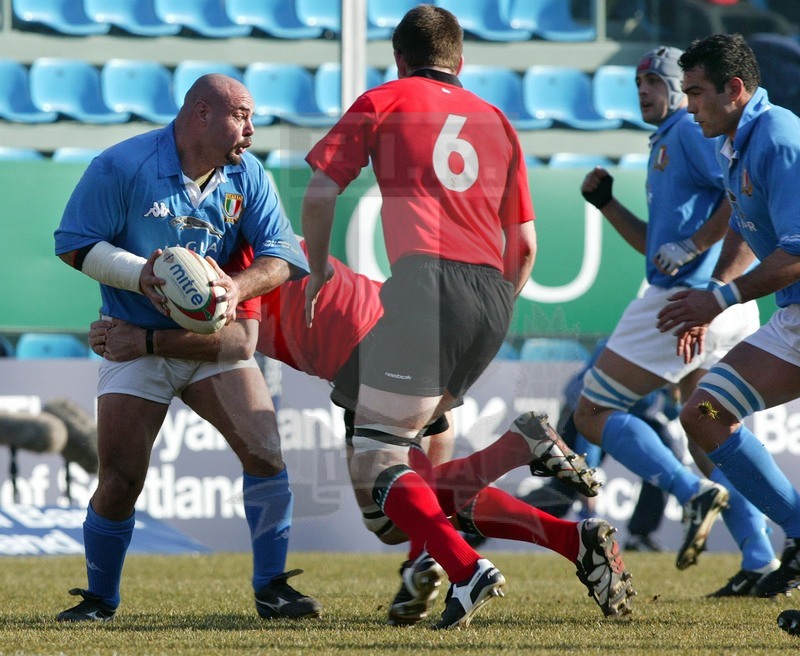 Sei Nazioni 2003, Roma, Stadio Flaminio 2003/02/15, Italia v Galles, Giampiero de Carli fermato dalla difesa gallese. Foto Daniele Resini/Fotosportit