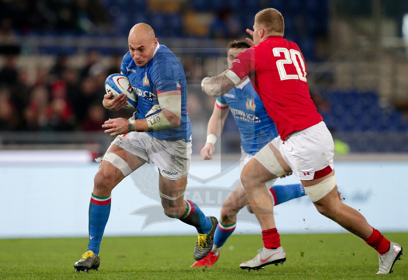 Guinness Sei Nazioni 2016, Round 2, Roma, Stadio Olimpico, 9/02/2019, Italia v Galles. Sergio Parisse lanciato contro Ross Moriarty. Foto Roberto Bregani/Fotosportit
