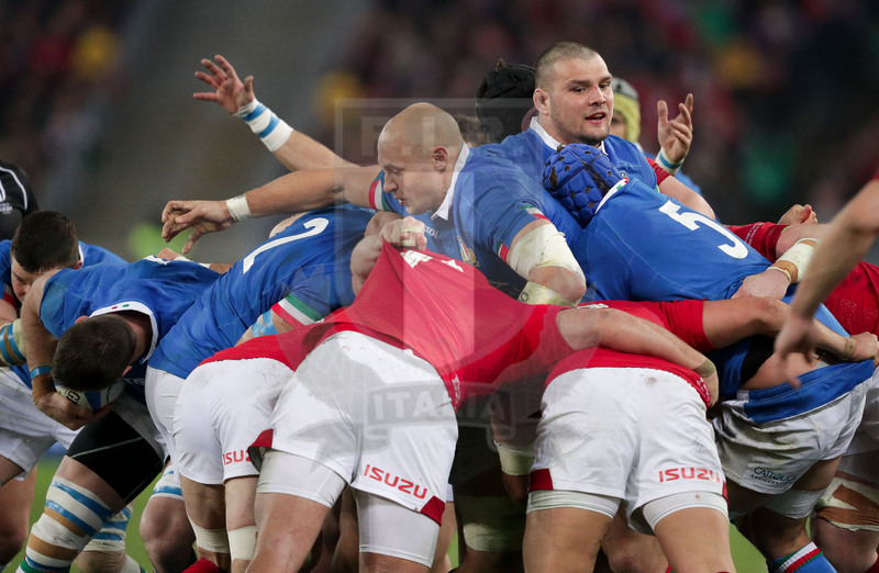 Guinness Sei Nazioni 2016, Round 2, Roma, Stadio Olimpico, 9/02/2019, Italia v Galles. Sergio Parisse e David Sisi lottano in maul. Foto Roberto Bregani/Fotosportit