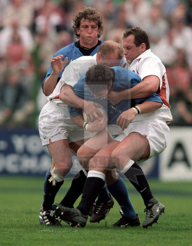 Rbs Sei Nazioni 2002, Roma, stadio Flaminio 07/04/2002, Italia v Inghilterra, Aaron Persico preso da Backe Hill. Mauro Bergamasco accorre. Foto Daniele Resini/Fotosportit
