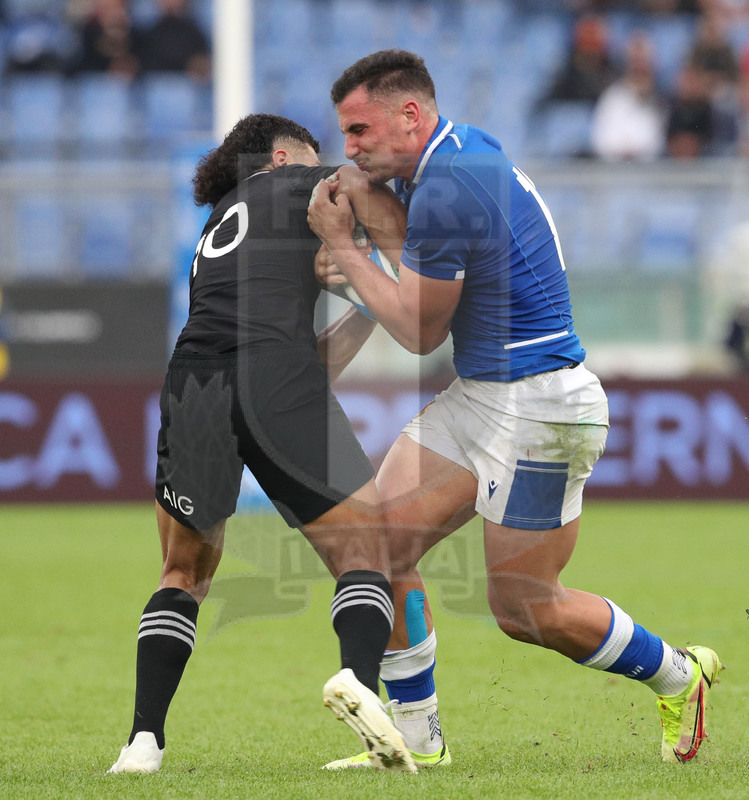 Autumn Nations Series 2021, Roma, Stadio Olimpico, 6-11-2021, Itallia vs Nuova Zelanda.  Marco Zanon contro Richie Mo’unga.Foto: Roberto Bregani/Fotosportit