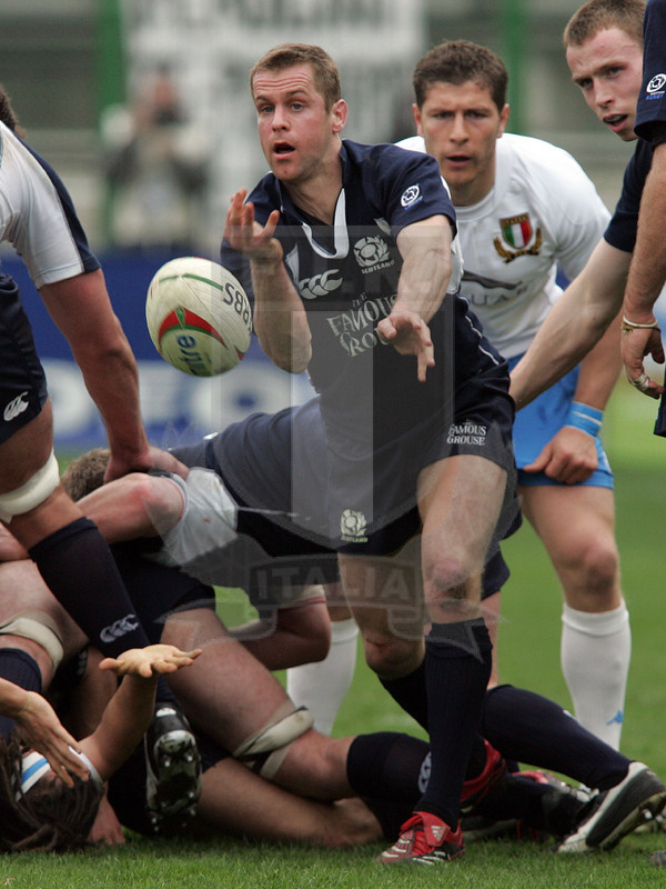 Rbs Sei Nazioni 2006, Roma, stadio Flaminio 18/03/2006, Italia v Scozia, Chris paterson apre palla su pressione di Galon. Foto Daniele Resini/Fotosportit