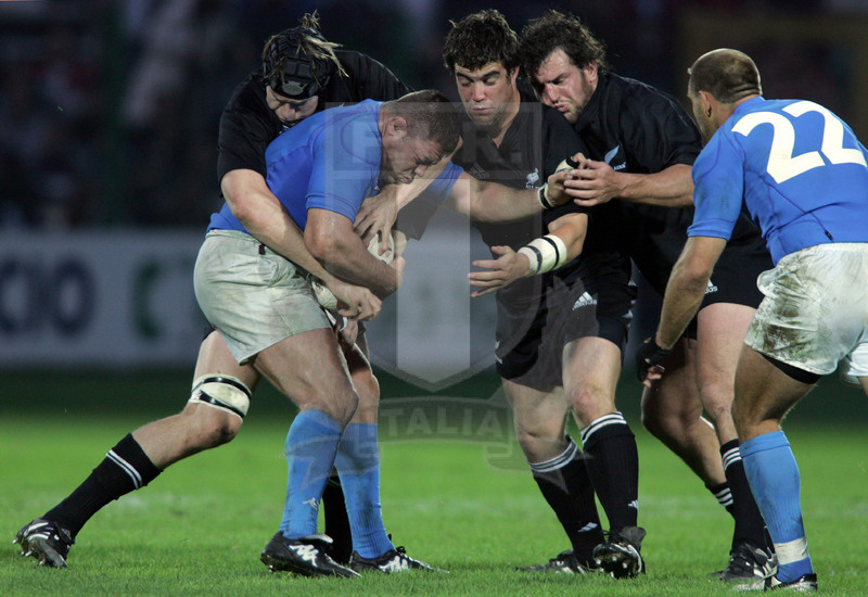 Jaguar Test match 2004, Roma, stadio Flaminio 13/11/2004, Italia v Nuova Zelanda, Andrea Lo Cicero difende palla su Jack. Foto Daniele Resini/Fotosportit
