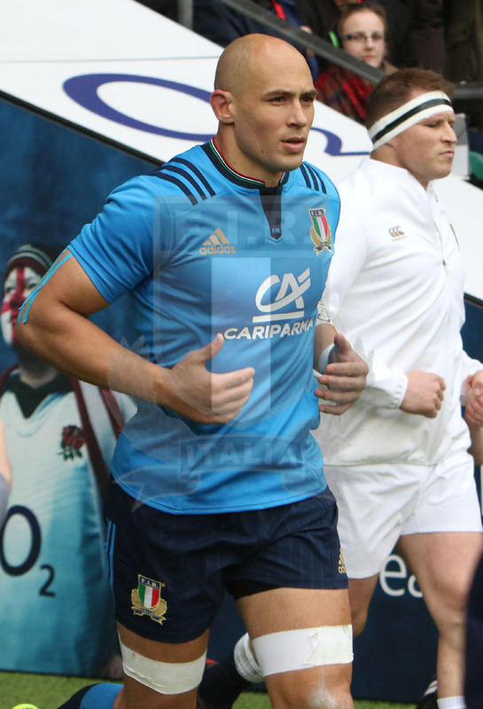 RBS Sei Nazioni 2017, Londra, Twickenham 26/02/2017, Inghilterra v Italia, Sergio Parisse entra in campo. A Fianco, il capitano inglese. Foto Daniele Resini/Fotosportit