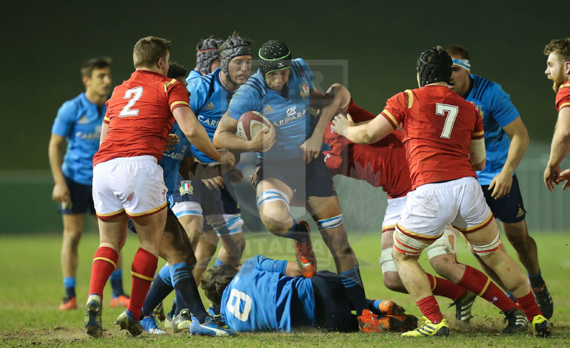 RBS 6 Nazioni U20 2016, Parc Eirias, Colwyn Bay,18-03-2016, Galles U20 v Italia U20. Lorenzo Masselli cerca un varco nella difesa gallese. Foto: Gareth Everett/Huw Evans Agency @ Fotosportit