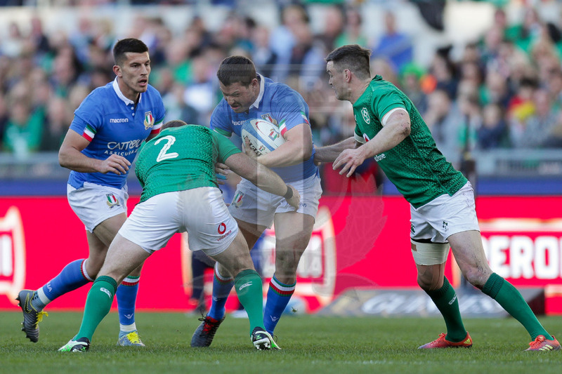 Guinness Sei Nazioni 2019, Round 3, Roma, Stadio Olimpico, 24/02/2019, Italia v Irlanda. Luca Morisi attacca Sean Cronin (sin) e Jonathan Sexton. Foto Roberto Bregani/Fotosportit