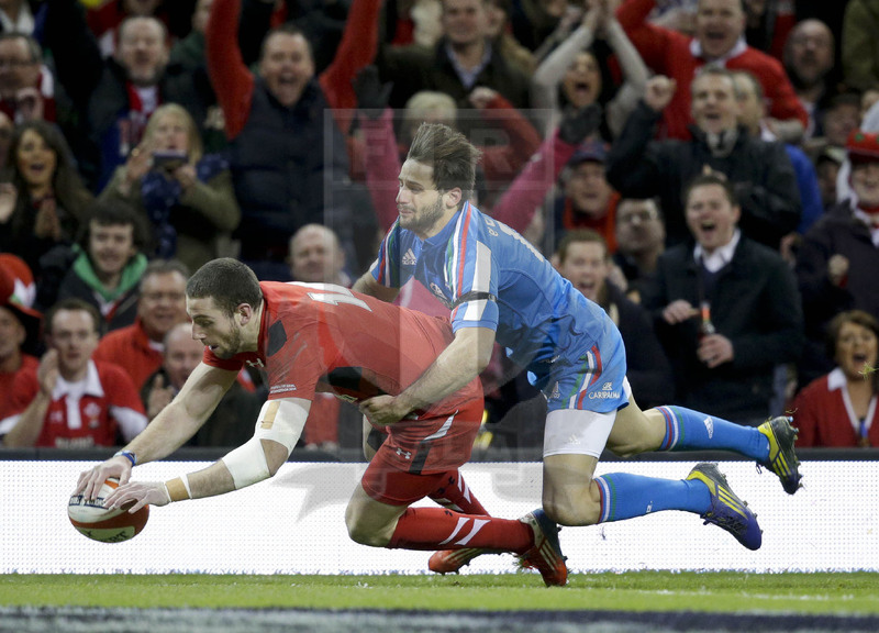 RBS 6 Nazioni 2014, Cardiff, Millennium Stadium, 1/02/2014, Galles v Italia. Alex Cuthbert segna la la prima meta del Galles, Esposito cerca di fermarlo. Foto Roberto Bregani/Fotosportit