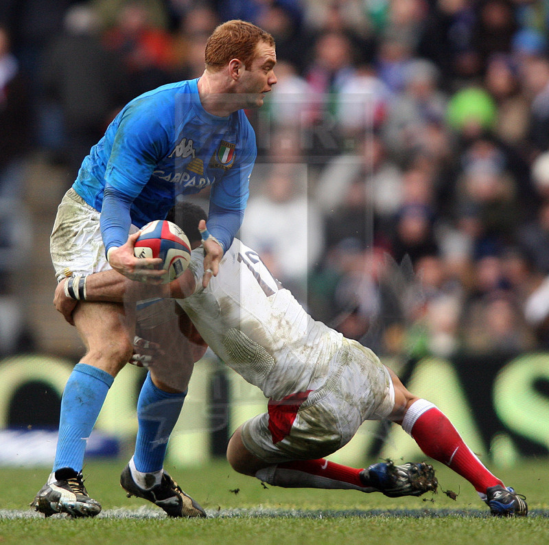 Rbs Sei Nazioni 2009, Londra, Twickenham 07/02/2009, Inghilterra v Italia, Gonzalo Garcia resiste a un placcaggio. Foto Daniele Resini/Fotosportit