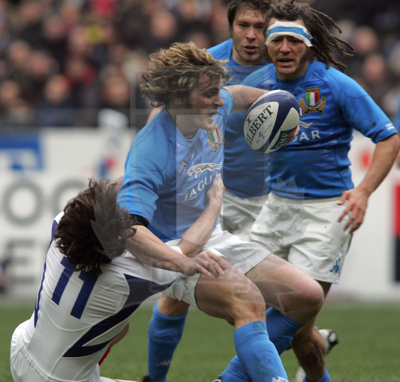 Sei Nazioni 2006, Parigi, Stade de France 25/02/2006, Francia v Italia, Mirco Bergamasco fermato da Dominici. Foto Daniele Resini/Fotosportit