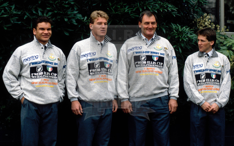 Rugby World Cup 1987, Pool 3, Auckland 25/05/1987, allenamento della Nazionale italiana, quattro All Blacks con la felpa celebrativa della partita inaugurale della Rwc. Da sinistra, Jones, Kirwan, Lochore (l\