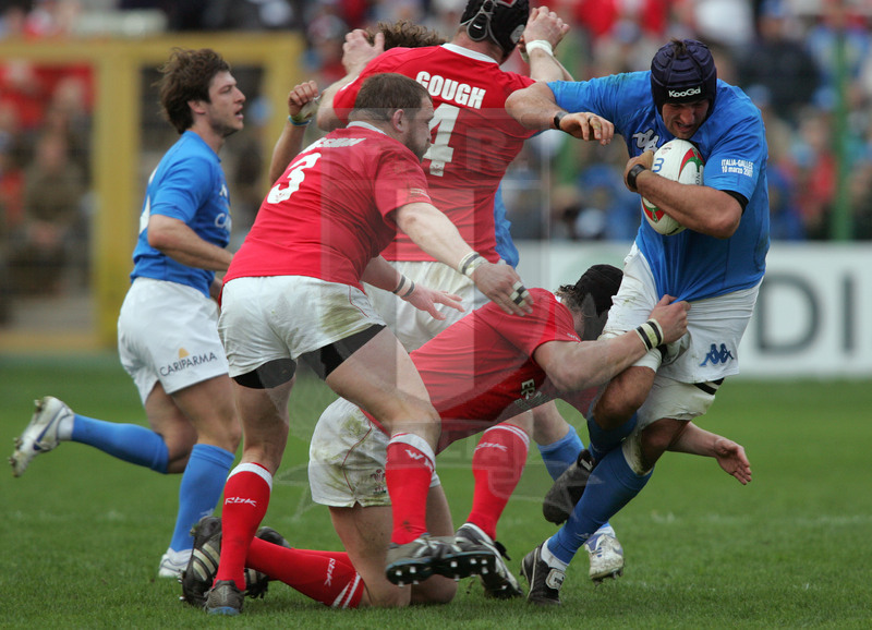 Sei Nazioni 2007, Roma, stadio Flaminio 10/03/2007, Italia v Galles, Santiago Dellapé attacca la linea. Foto Daniele Resini/Fotosportit