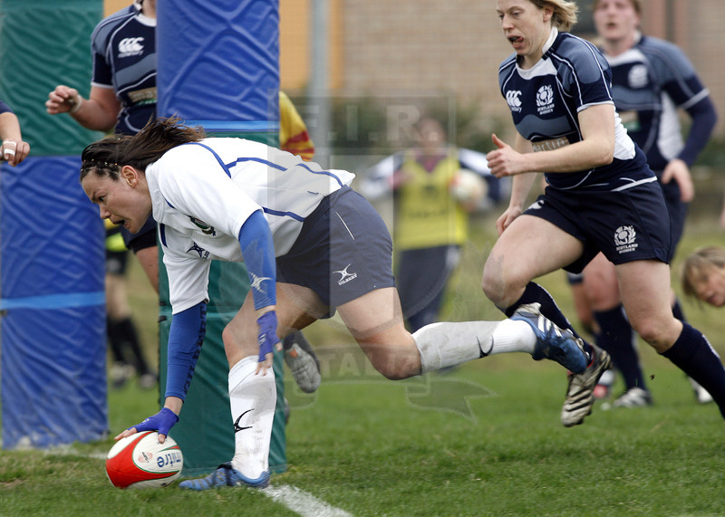 Sei Nazioni Donne 2008, Mira (VE) 16/03/2008, Italia Donne v Scozia Donne, Veronica Schiavon verso schiaccia in meta. Foto Daniele Resini/Fotosportit