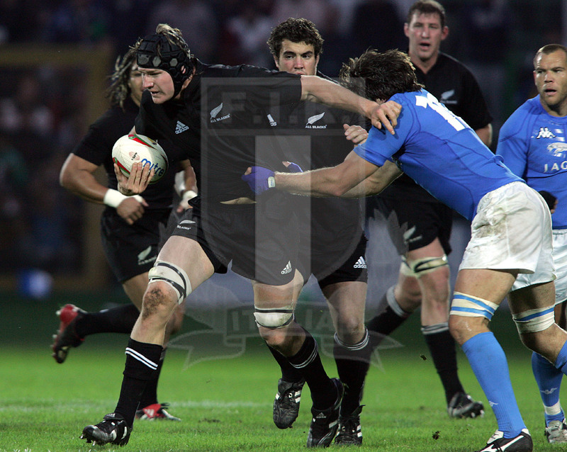 Jaguar Test match 2004, Roma, stadio Flaminio 13/11/2004, Italia v Nuova Zelanda, Chris Jack attaccato da Mauro Bergamasco. Foto Daniele Resini/Fotosportit