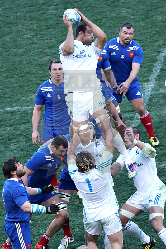 ROMA 03-02-2013 STADIO OLIMPICO RUGBY 6 NAZIONI ITALIA VS FRANCIA NELLA FOTO QUINTIN GELDENHUYS CONQUISTA UNA TOUCHE FOTO MATTEO CIAMBELLI / FOTOSPORTIT
