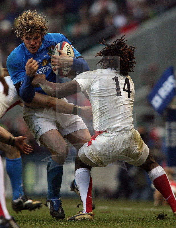 Rbs Sei Nazioni 2009, Londra, Twickenham 07/02/2009, Inghilterra v Italia, Mirco Bergamasco fermato da Paul Sackey. Foto Daniele Resini/Fotosportit