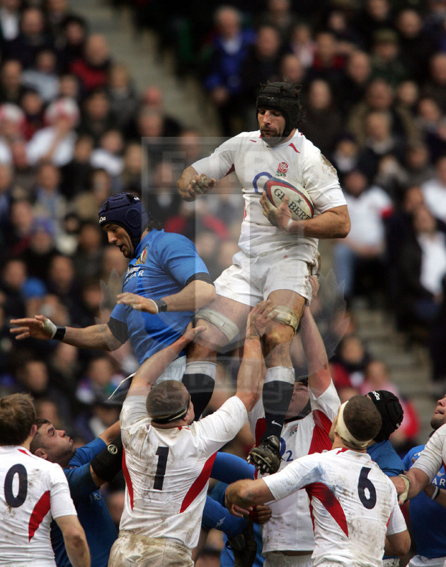 Rbs Sei Nazioni 2005, Londra, Twickenham 12/03/2005, Inghilterra v Italia, Danny Grewcock in touche su Santiago Dellapè. Foto Daniele Resini/Fotosportit