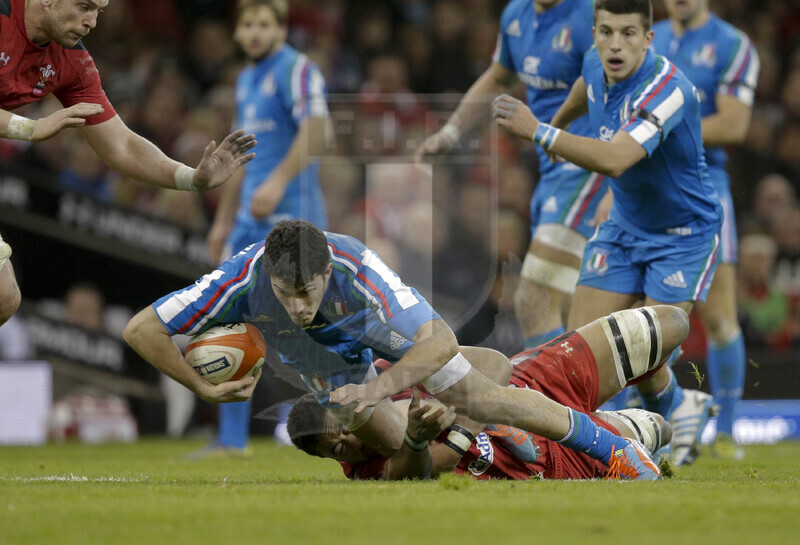 RBS 6 Nazioni 2014, Cardiff, Millennium Stadium, 1/02/2014, Galles v Italia. Leonardo Sarto viene placcato da Toby Faletau Foto: Roberto Bregani