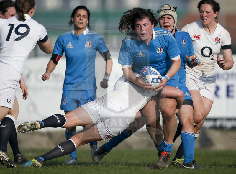 RBS 6 Nazioni Femminile 2014, Rovato (BS), Stadio Giulio e Silvio Pagani, 16-03-2014, Italia v Inghilterra. Melissa Bettoni placcata da Amber Reed. Foto: Roberto Bregani