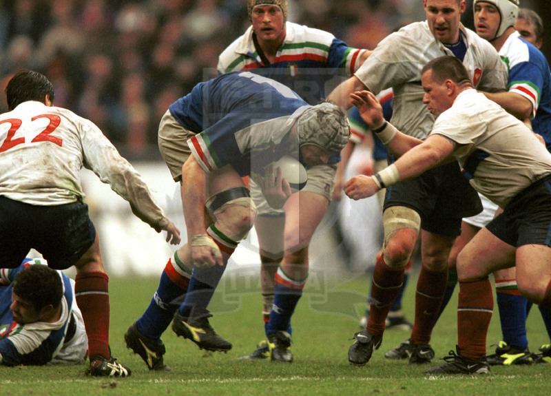 Lloyds TSB Sei Nazioni 2000, Round 5, Parigi, Stade de France 01/04/2000, Francia v Italia, una carica di Carlo Checchinato su Califano. Foto Daniele Resini/Fotosportit
