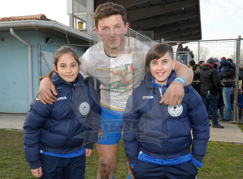 Test match U18, Badia Polesine 24/02/2018, Italia U18 v Francia U18, Matteo Moscardi con due giovanissime supporter.
