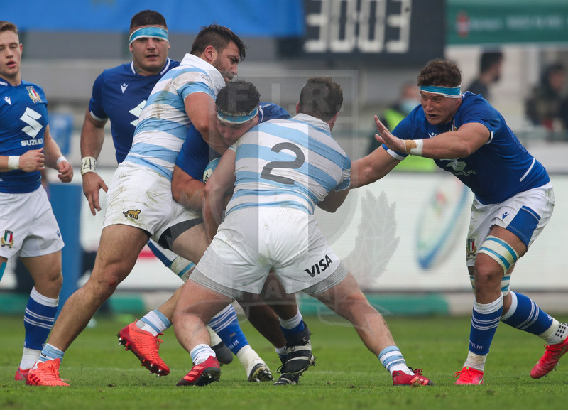 Autumn Nations Series 2021, Treviso, Stadio di Monigo, 13-11-2021, Italia vs Argentina. Ivan Nemer placcato da Julian Montoya e Jeronimo De La Fuente. Foto: Roberto Bregani/Fotosportit