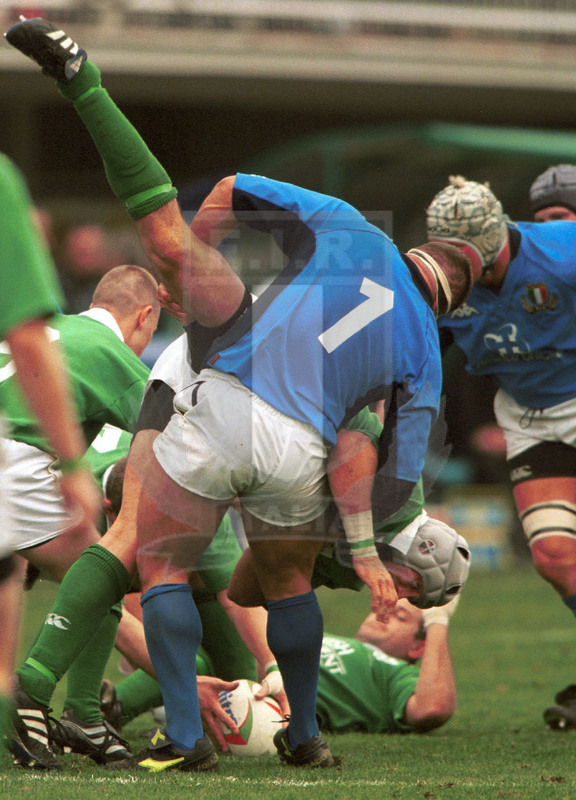 2002 Lloyds TSB Six Nations, Roma, stadio Flaminio 03/02/2001, Italia v Irlanda, placcaggio "a ribaltare" di Andrea Lo Cicero. Foto Daniele Resini/Fotosportit