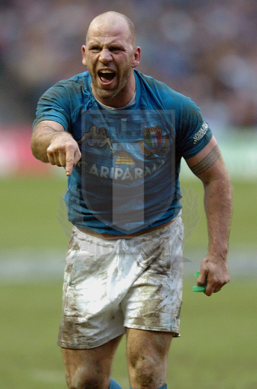 Rbs Sei Nazioni 2007, Edimburgo, Murrayfield 24/02/2007, Scozia v Italia, Alessandro Troncon incita i suoi al fischio finale. Foto Daniele Resini/Fotosportit