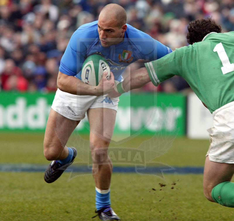Rbs Sei Nazioni 2004, Dublino, Lansdowne Road 20/03/2004, Irlanda v Italia, Denis Dallan difende palla. Foto Daniele Resini/Fotosportit