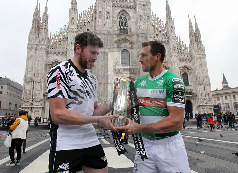 Milano, 19/12/2016, presentazione del derby fra Zebre e Benetton Treviso, i due capitani, George Biagi e Alberto Sgarbi in piazza Duomo con il trofeo del Pro 12.