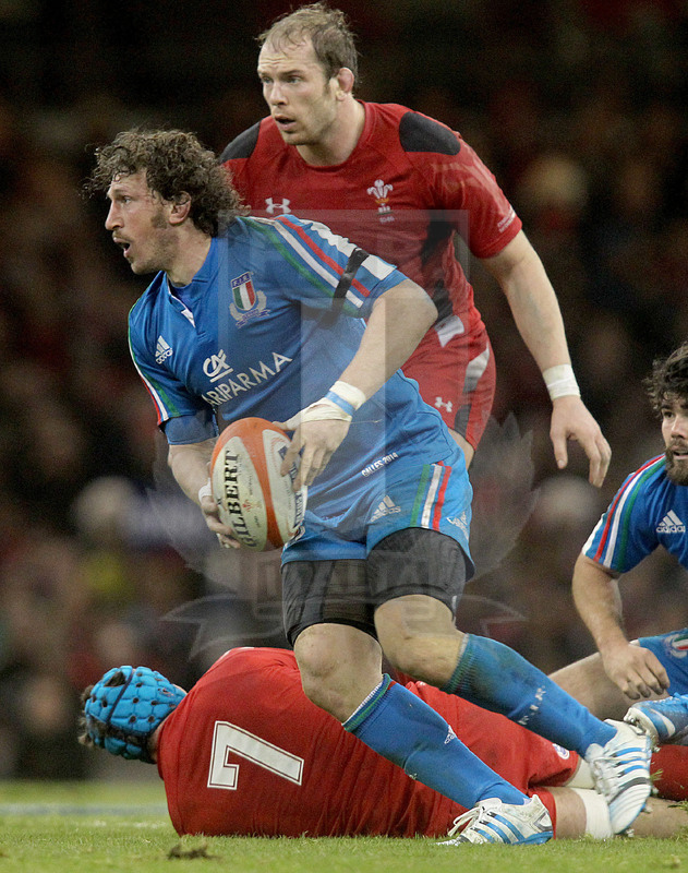 Sei Nazioni 2014, Cardiff. Millennium Stadium, 01/02/2014. Galles v Italia, Mauro Bergamasco apre palla. Alun Win Jones controlla. Foto Daniele Resini/Fotosportit