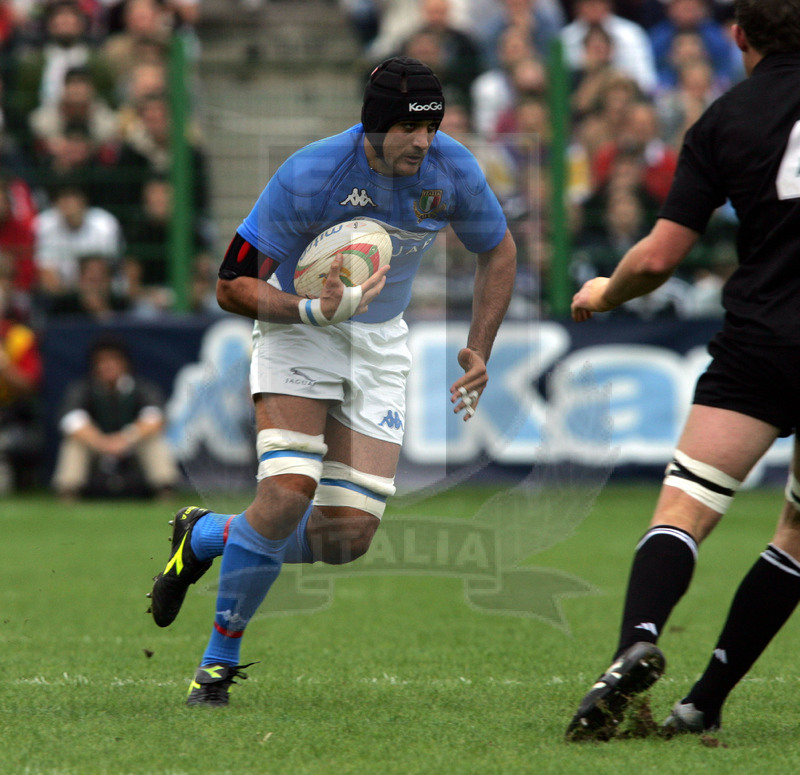 Jaguar Test match 2004, Roma, stadio Flaminio 13/11/2004, Italia v Nuova Zelanda, Marco Bortolami attacca la linea. Foto Daniele Resini/Fotosportit