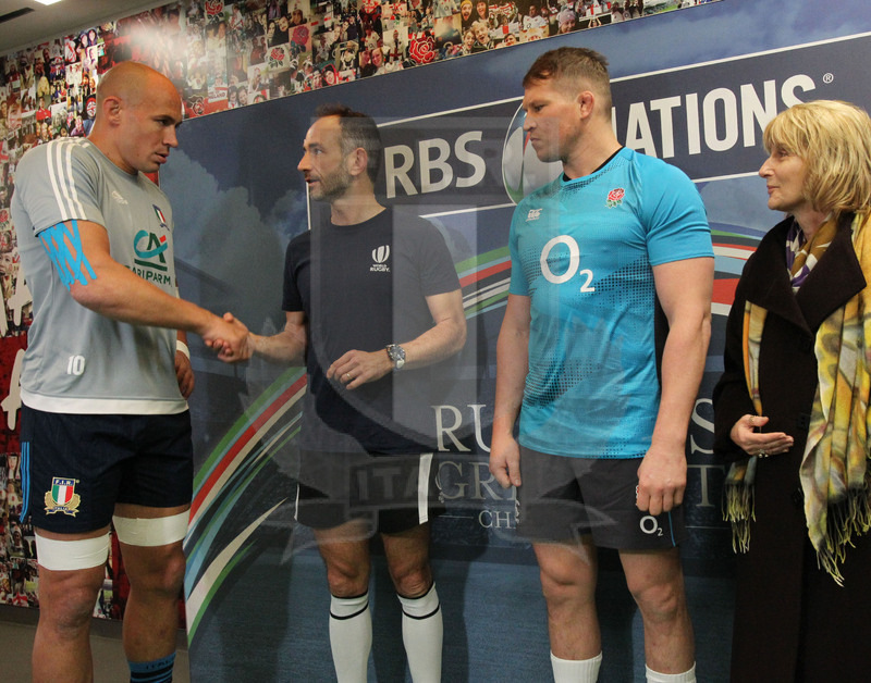 RBS Sei Nazioni 2017, Londra, Twickenham 26/02/2017, Inghilterra v Italia, stretta di mano fra l’arbitro Romain Poite. Foto daniele Resini/Fotosportit