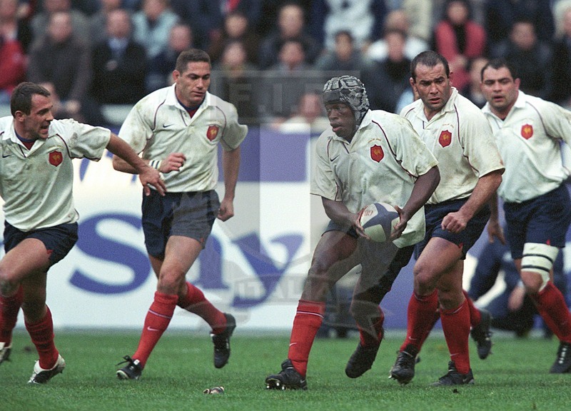 Sei Nazioni 2002, Parigi, Stade de France 2002/02/02, il flanker Serge betsen guida una carica dei Francesi. Foto Daniele Resini/Fotosportit