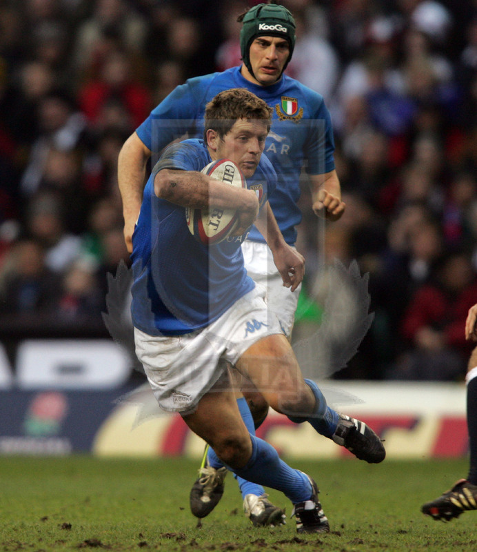 Rbs Sei Nazioni 2005, Londra, Twickenham 12/03/2005, Inghilterra v Italia, Walter Pozzebon con Silvio Orlando in sostegno. Foto Daniele Resini/Fotosportit