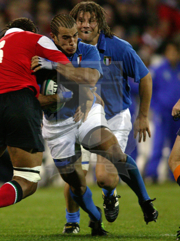 Rugby World Cup 2003, Pool D, Canberra, Canberra Stadium 21/10/2003, Galles v Italia, Gonzalo Canale impatta. Arriva Martin Castrogiovanni in sostegno. Foto Daniele Resini/Fotosportit
