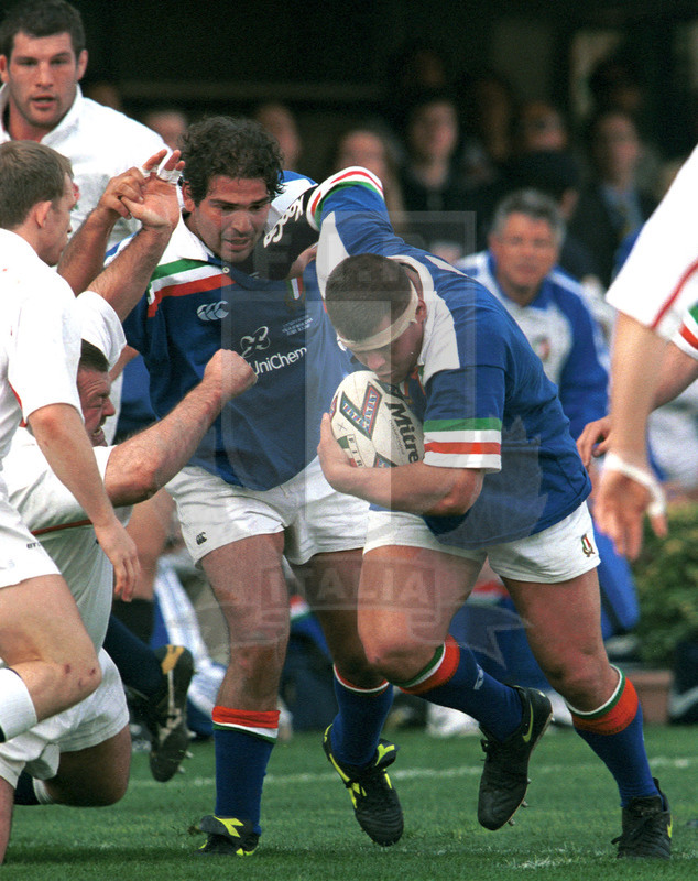 Lloyds TSB Sei Nazioni 2000, Round 4, Roma, stadio Flaminio 18/03/2000, Italia v Inghilterra, Andrea Lo Cicero in in percussione con De Rossi in sostegno. Foto Daniele Resini/Fotosportit